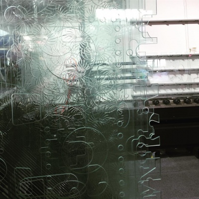 фрезеровка на стекле перегородок